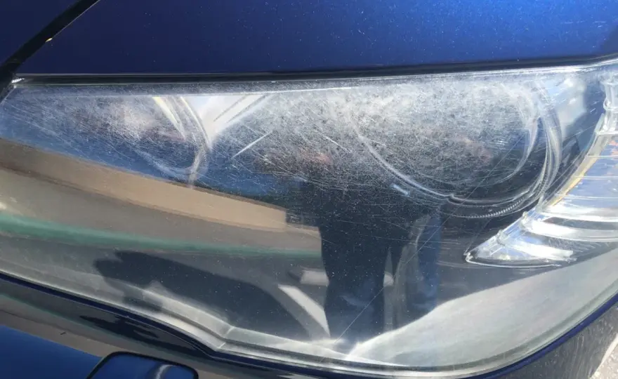 Głębokie rysy na reflektorze - Naprawić czy wymienić?