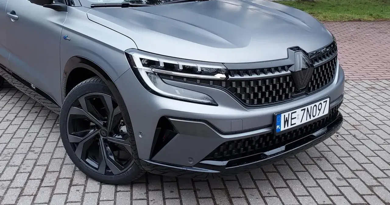 Szary matowy lakier samochodowy jak wypolerować? Ten nowy Renault Austral wygląda świetnie, ale wymaga delikatnej pielęgnacji.