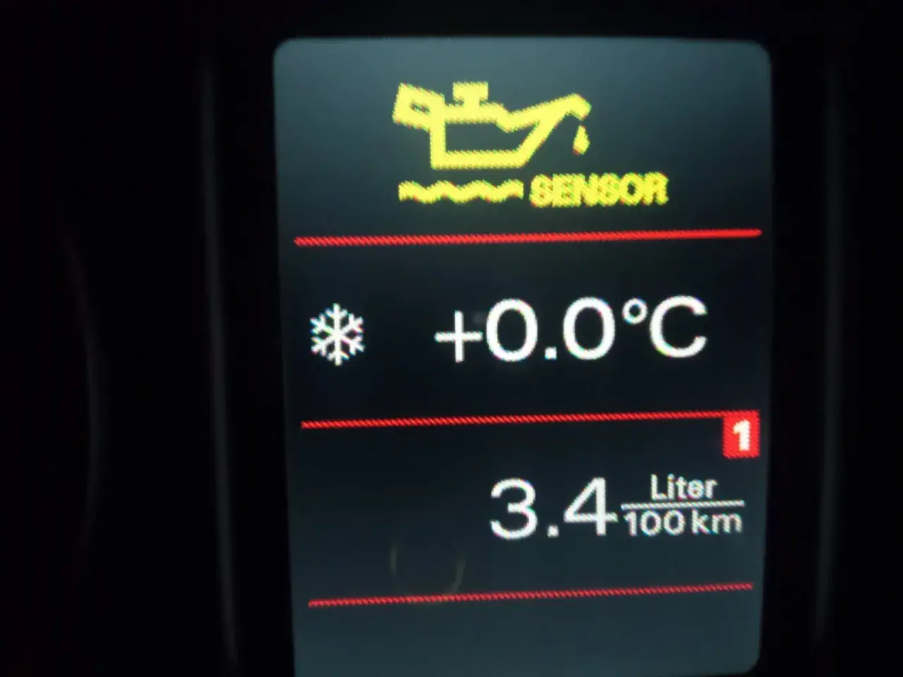Kontrolki Audi A4 B6: wskaźnik poziomu oleju, temperatura +0.0°C, spalanie 3.4 L/100km.