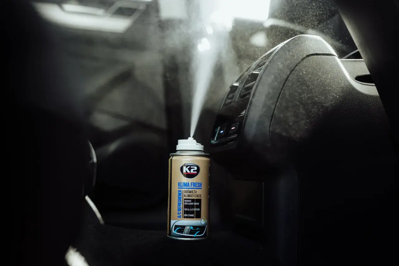 Spray K2 Klima Fresh w trakcie odgrzybiania klimatyzacji samochodowej. Powietrze wypełnione jest mgiełką.