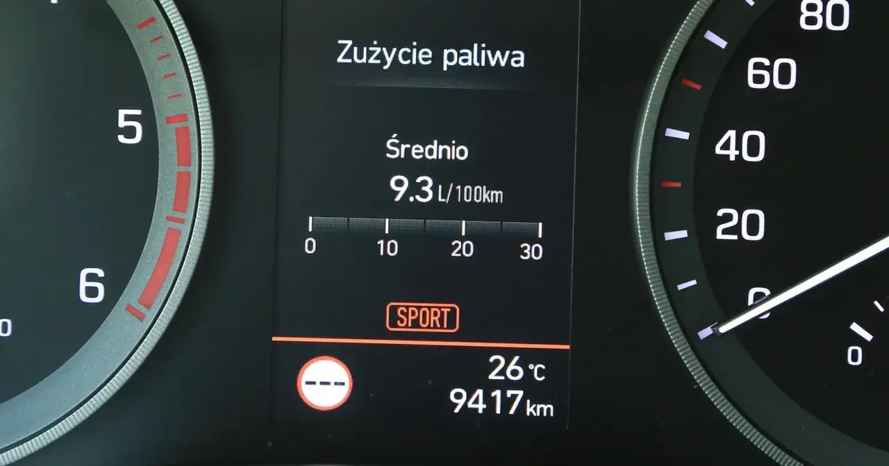 Średnie spalanie paliwa 9.3 L/100km na desce rozdzielczej. Tryb SPORT aktywny.