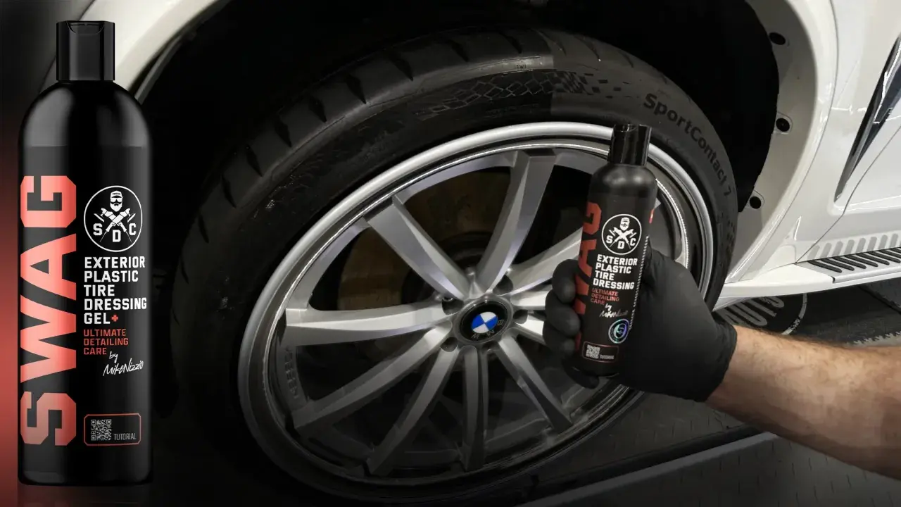 Chcesz wiedzieć, czym konserwować opony? Zobacz, jak żel SWAG Exterior Plastic Tire Dressing Gel+ nadaje oponom głęboki, czarny wygląd.