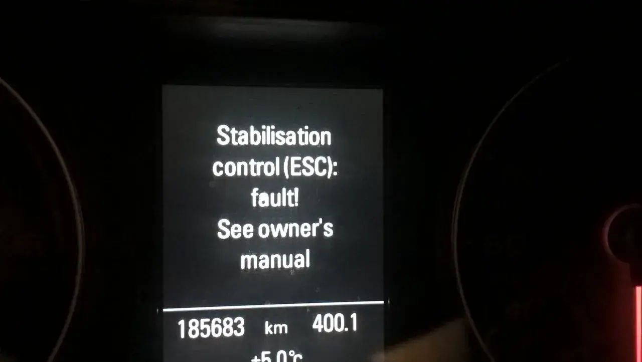 Awaria stabilizacji toru jazdy (ESC). Na wyświetlaczu widoczny komunikat "Stabilisation control (ESC): fault! See owner's manual".