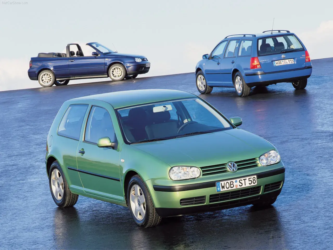 Trzy samochody Volkswagen Golf IV: zielony hatchback, niebieski kabriolet i niebieskie kombi. Cała masa w samochodzie to marzenie wielu kierowców.