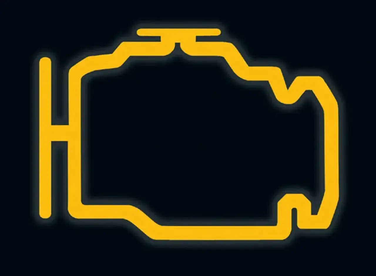 Żółty symbol silnika na czarnym tle. Oznacza problem z silnikiem, być może słabe paliwo. Check engine świeci.
