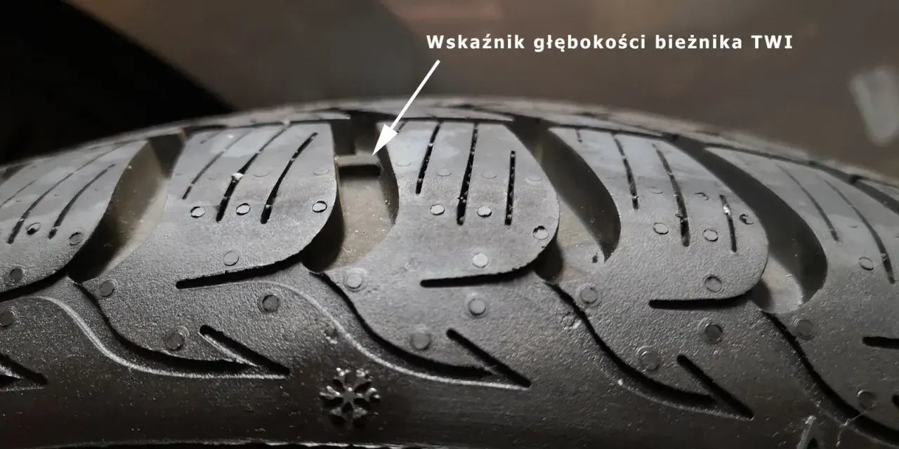 Widoczny wskaźnik zużycia opony TWI w bieżniku. Gdy bieżnik zrówna się z tym wskaźnikiem, opona jest zużyta.