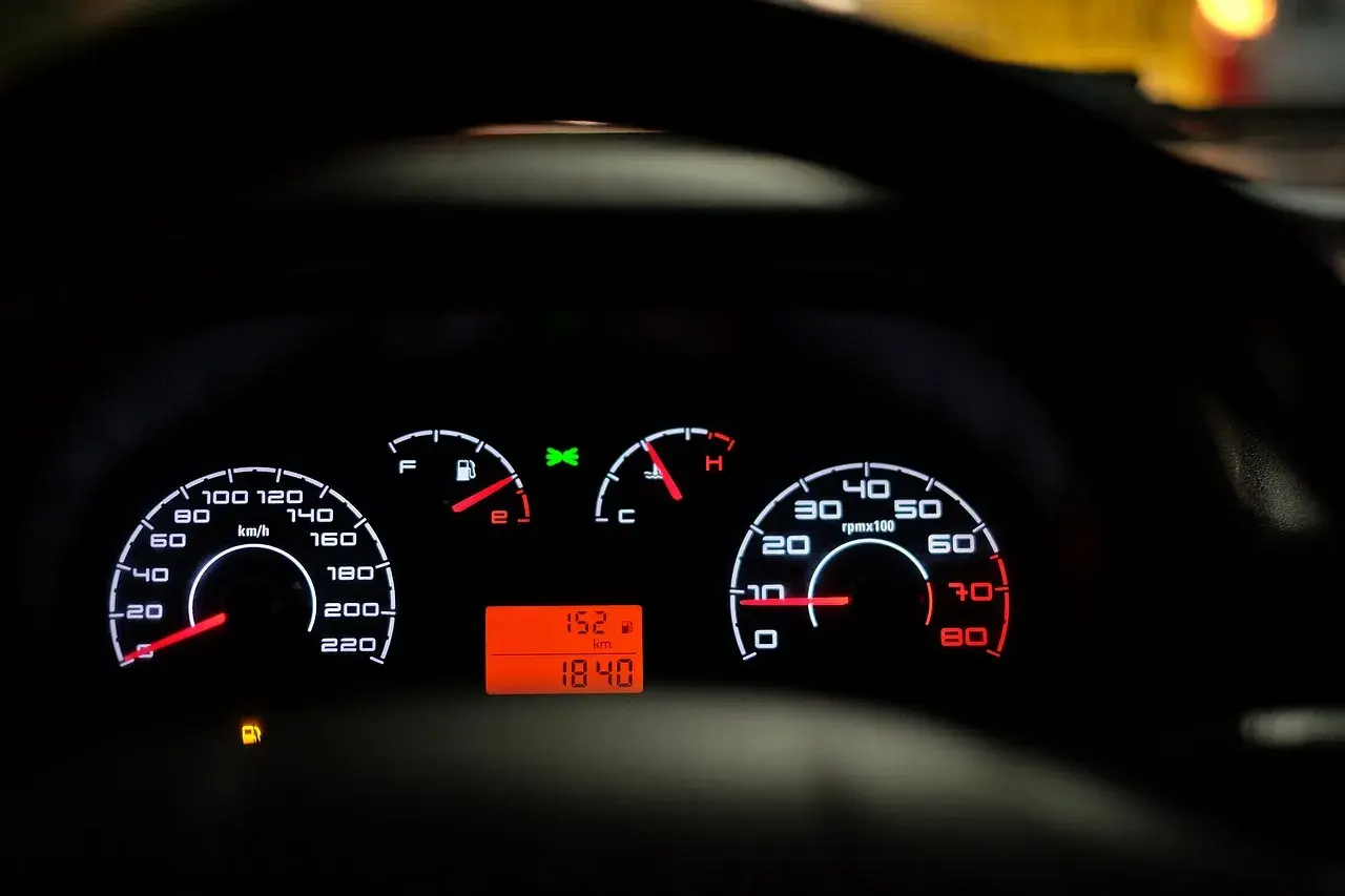 Deska rozdzielcza Seat Ibiza: kontrolki paliwa, temperatury, obrotomierz, prędkościomierz i wyświetlacz. Opis kontrolek.