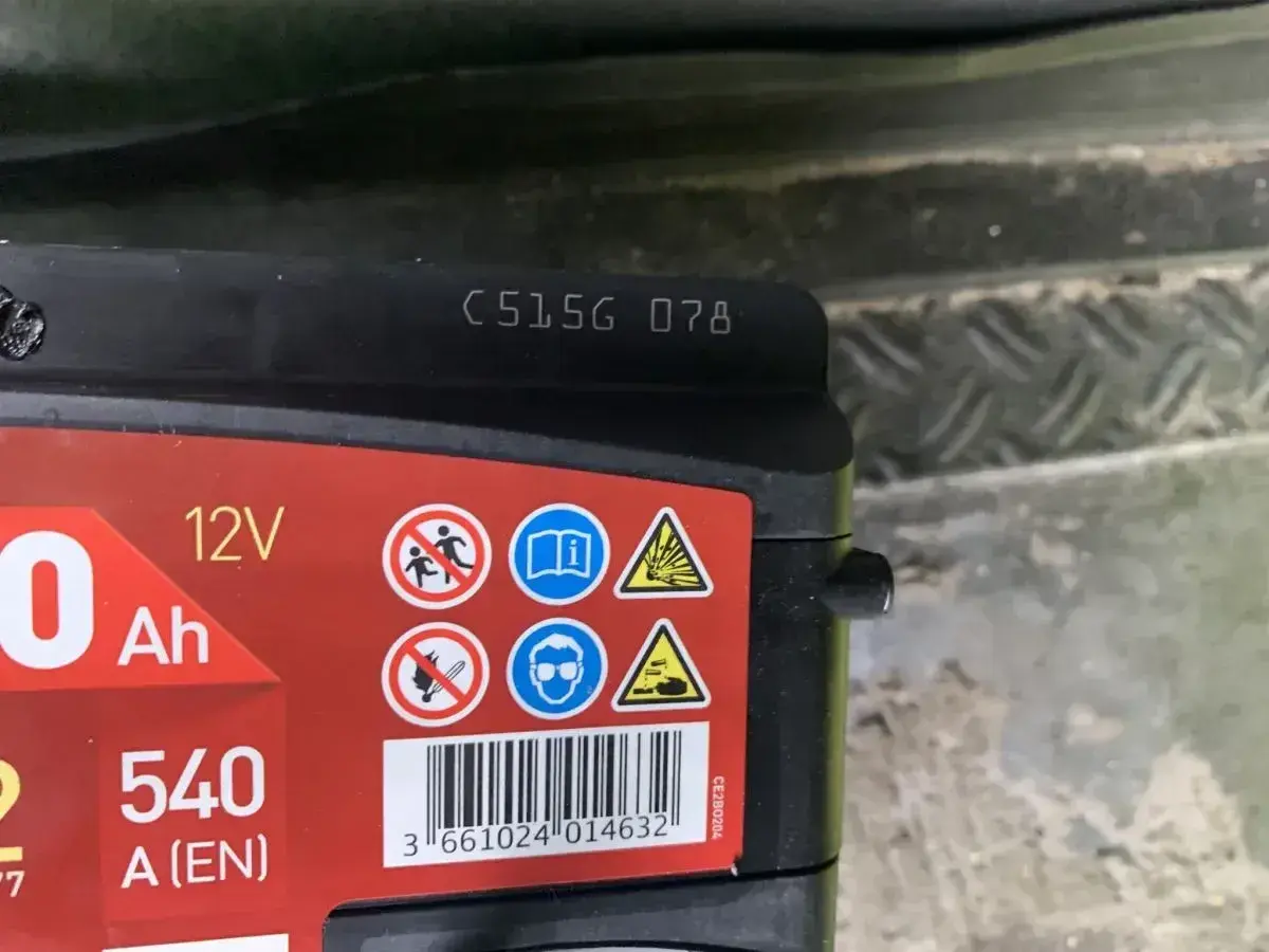 Jak odczytać rok produkcji akumulatora? Na obudowie widoczny kod C515G 078, gdzie 078 może oznaczać datę produkcji.