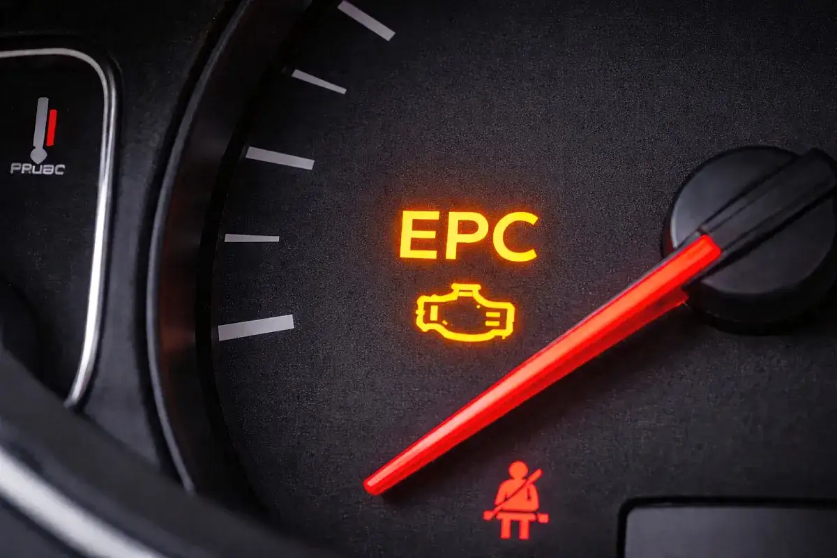 Świeci się kontrolka EPC na desce rozdzielczej. Co to oznacza? Czas na wizytę u mechanika.