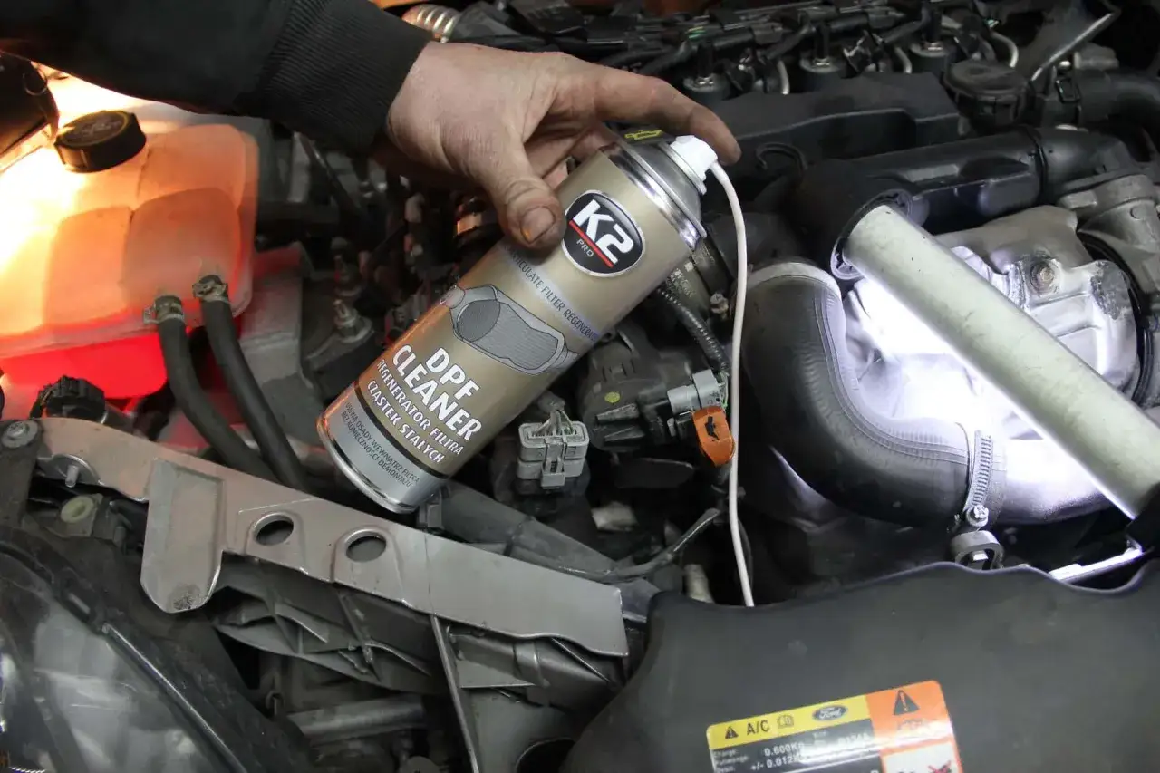 Mechanik używa preparatu do czyszczenia DPF, by usunąć osady i wspom&oacute;c wypalanie filtra cząstek stałych w silniku.