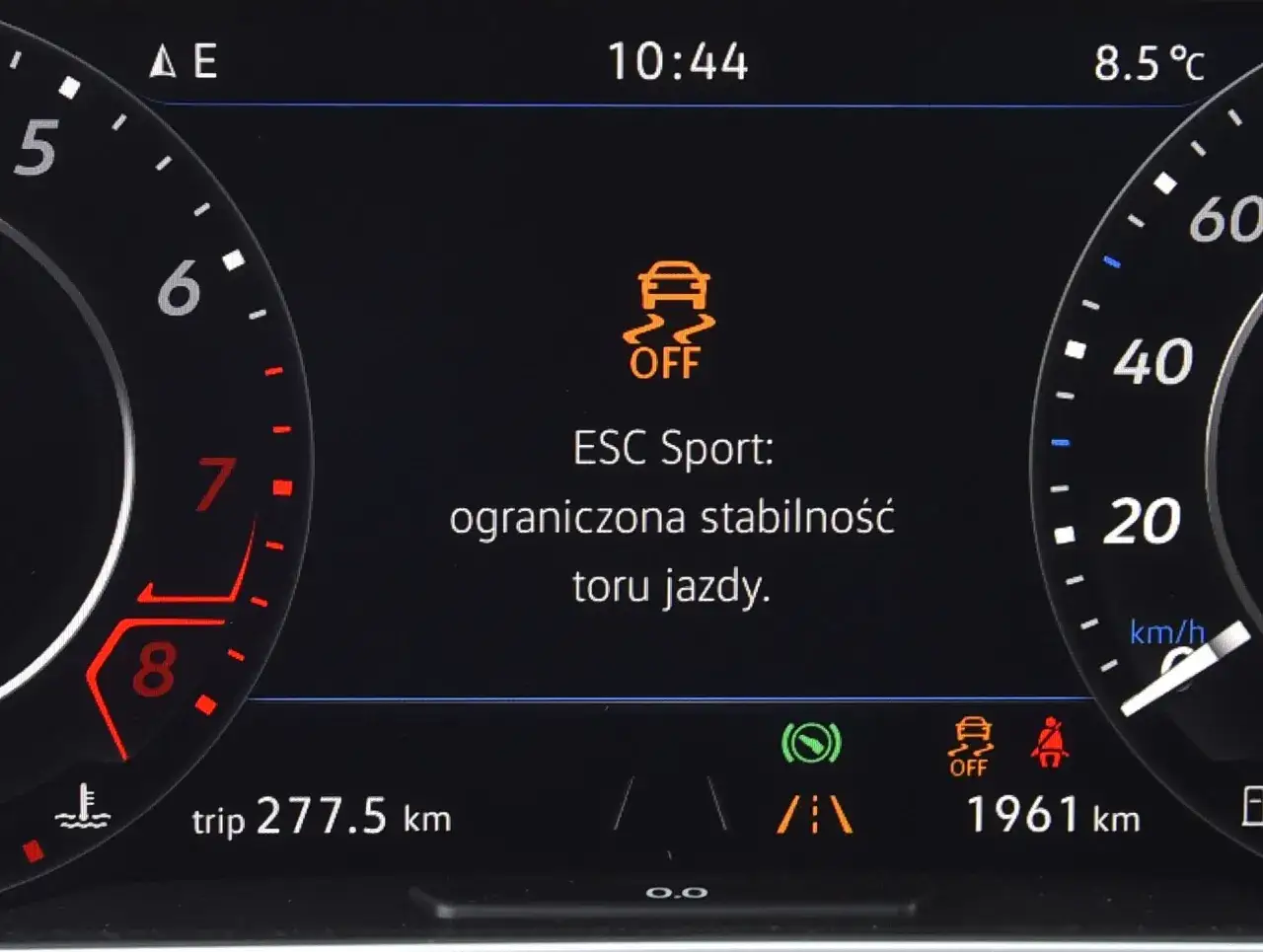 Uszkodzony czujnik ESP objawy: kontrolka ESC Sport świeci, ograniczona stabilność toru jazdy. Na desce rozdzielczej widać też inne kontrolki.