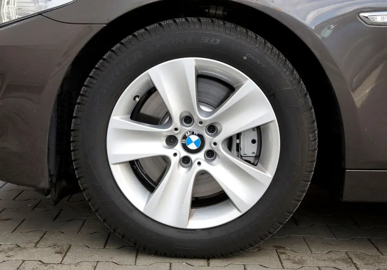 Koło BMW z oponą zimową, kt&oacute;ra zapewnia bezpieczeństwo nawet po przebiciu dzięki technologii run flat.