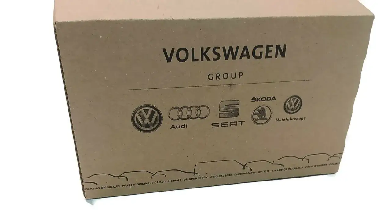 Pudełko z logo Volkswagen Group, Audi, Seat, Skoda. To opakowanie zawiera oryginalne części OEM, czyli części produkowane przez producenta samochodu.