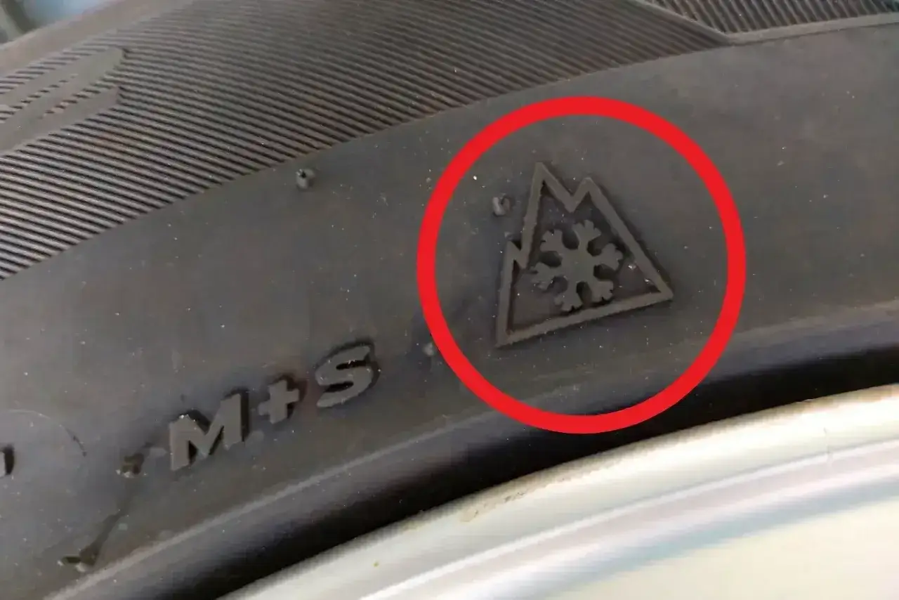 Opony M+S z symbolem płatka śniegu w g&oacute;rach, gotowe na zimowe wyzwania.