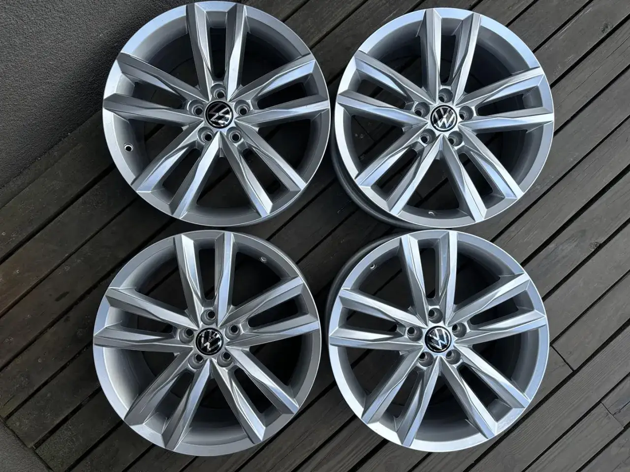 Cztery felgi aluminiowe VW z rozstawem śrub 5x100. Idealne do Golfa, Octavii, A3.