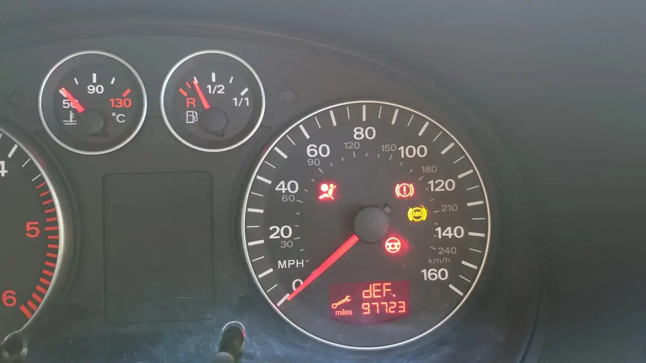 Kontrolki w Audi A3: poduszka powietrzna, ABS, hamulec ręczny, ciśnienie oleju, temperatura silnika, poziom paliwa. Wskazują na stan auta.