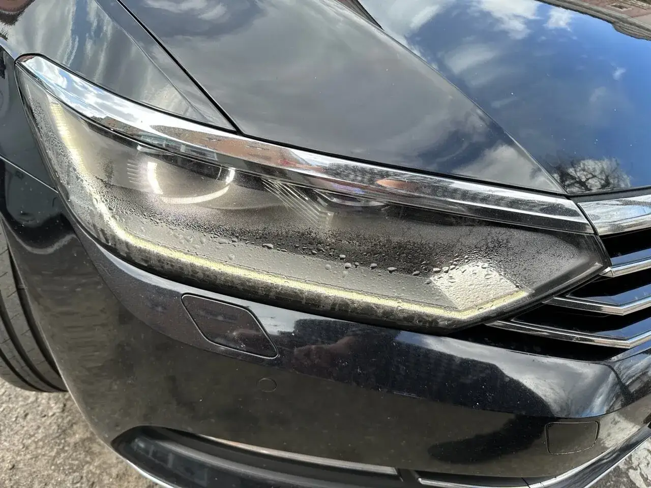Reflektor samochodu z parą wodną w środku. Czy to problem z AFS?